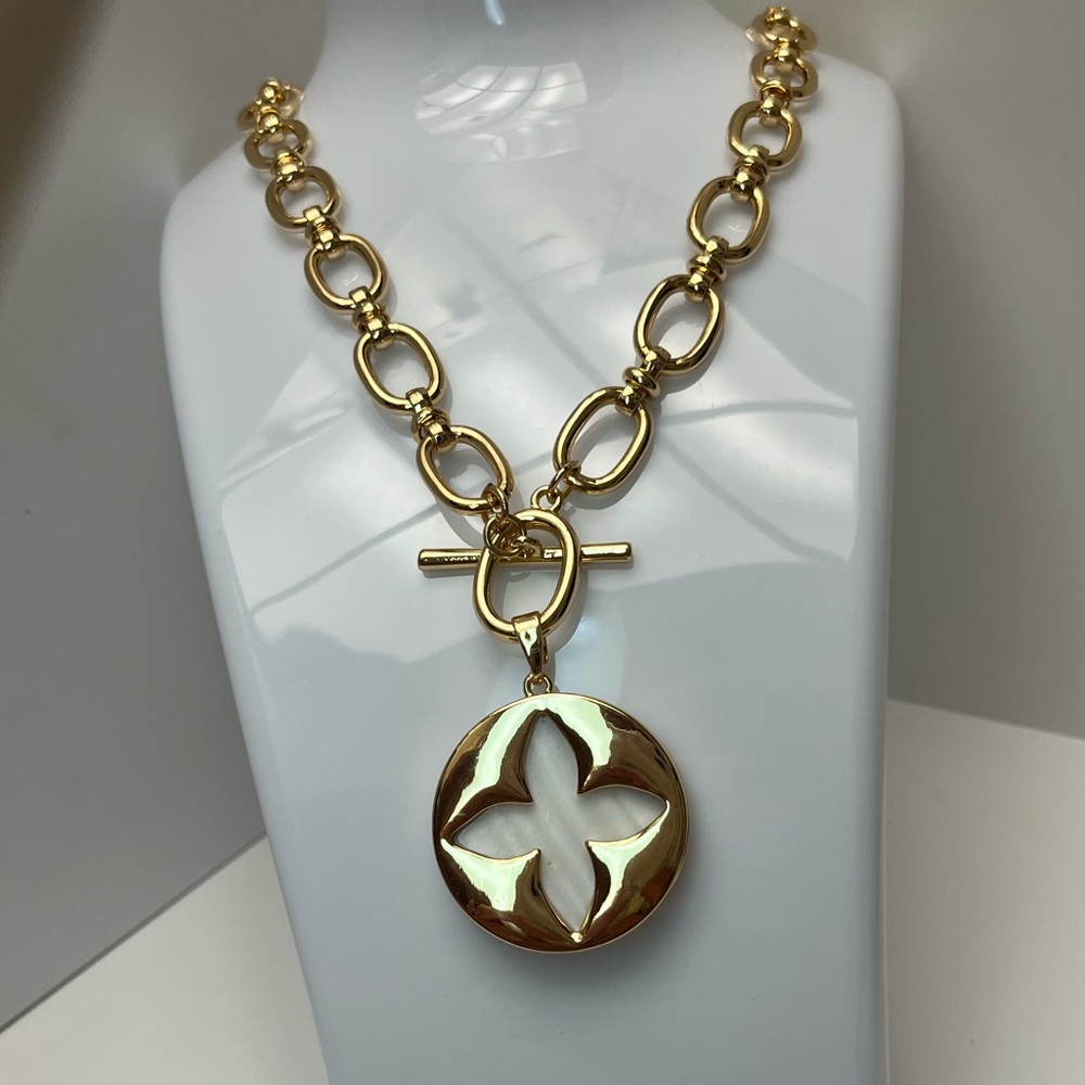NWT ⚜️🤍⚜️ Camila Coelho Gorgeous Mother of Pearls medallion Necklace - Picture 7 of 16